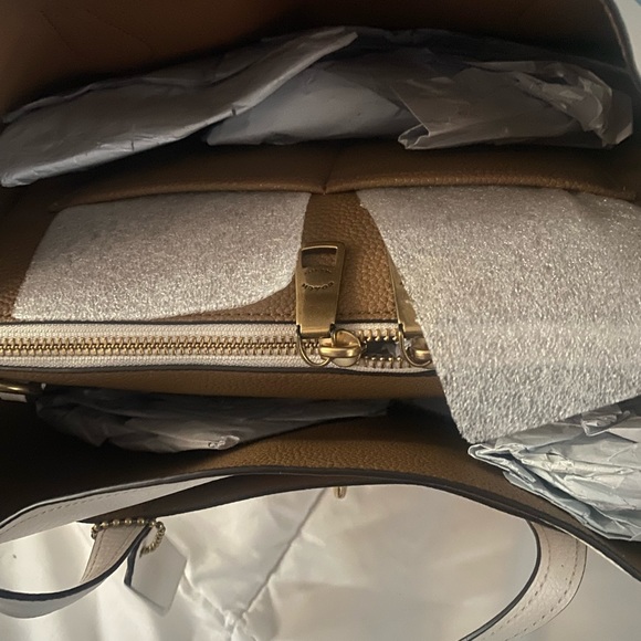 Lora Carryall - Picture 7 of 9